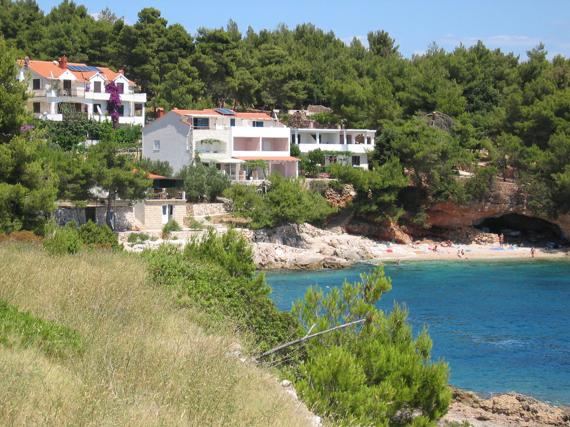 Die Ferienh&auml;user in unserer Bucht auf der Insel Hvar. Unser Ferienhaus ist links im Bild zu sehen. Der Strand ist sofort unter den Ferienh&auml;usern.