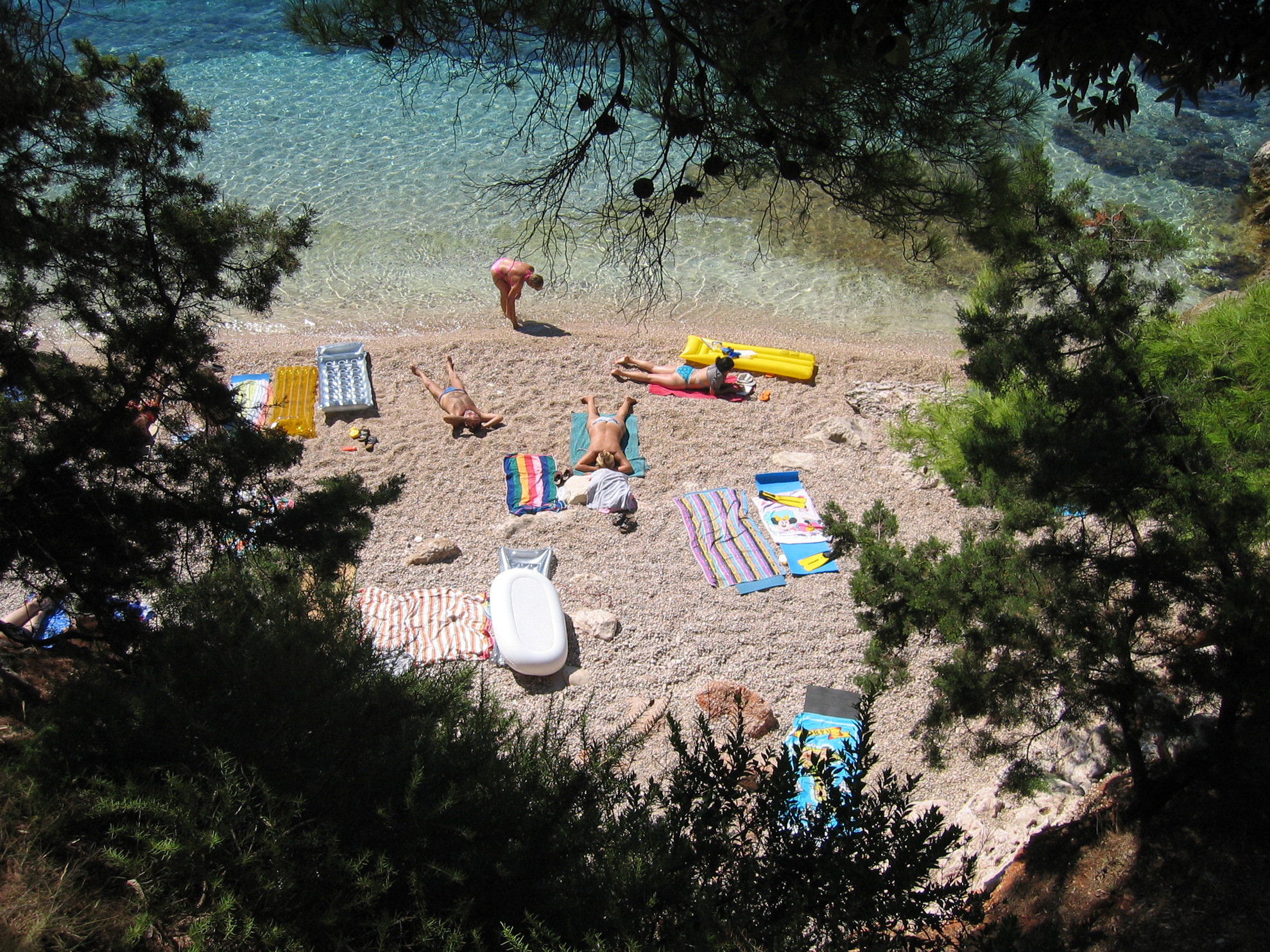 Blick von oben auf diesen Strand.
