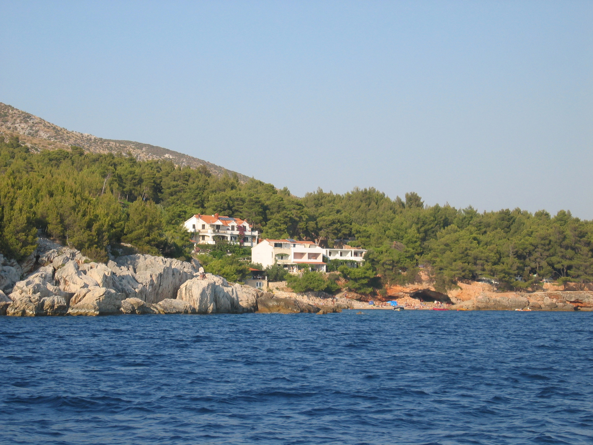 Unser Ferienhaus und 2 weitere Ferienh&auml;user vom Meer fotografiert.
