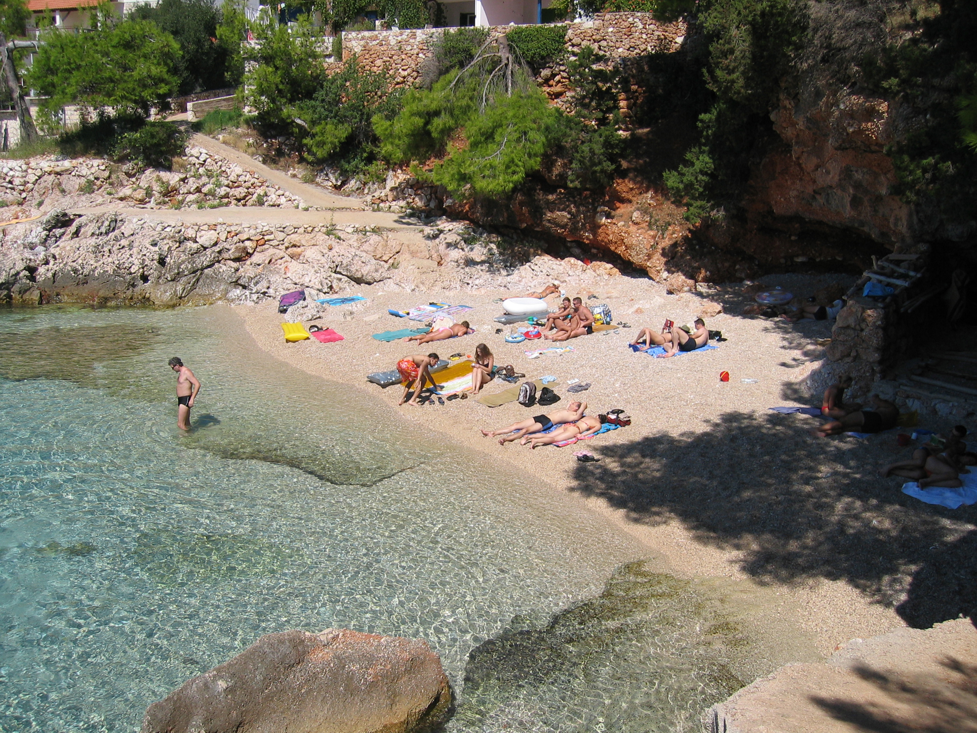 Der Strand f&auml;llt flach ab, hier sch&ouml;n zu sehen. Haben Sie es satt lange wege vom Apartment oder Zimmer zum Strand zur&uuml;ckzulegen. Dann k&ouml;nnen Sie bei uns ein Apartment oder Zimmer buchen. Dann haben Sie ca. 25 - 30 m vom Apartment zum Strand.
