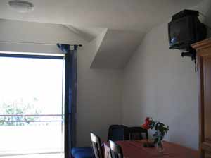 Hier das  Wohnzimmer aus der anderen Perspektive mit Balkon.