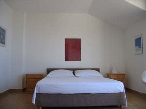 Hier ist das Schlafzimmer des Apartments zu sehen.