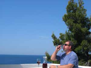 Genie�en Sie den herrlichen Meerblick bei einem Gl�schen Rotwein.