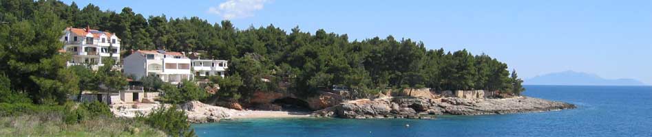 Appartements Zimmer Ferienwohnungen auf Hvar. Zur Auswahl stehen 10 Ferienwohnungen in den ersten beiden Ferienh&auml;user im Bild.