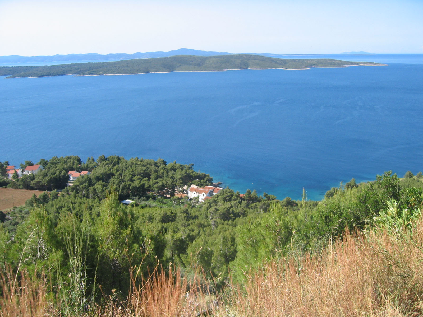 Reisen Sie nach Kroatien, hier auf die Insel Hvar. Hier in unserem Ferienhaus haben wir bestimmt das passende Apartment für Sie. Links im Bild Zavala, und unser Ferienhaus ist rechts unten in der Bucht zu sehen. In dieser Unterkunft befinden sich die Apartments Hvar. weitere 4 neue Ferienwohnungen stehen im Nachbarhaus für Ihren Urlaub bereit.